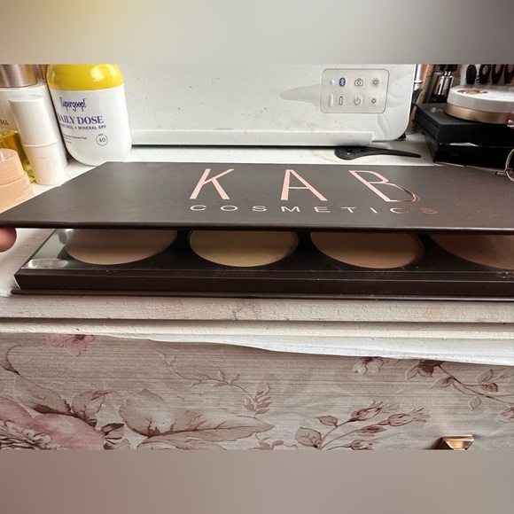 KAB Cosmetics Contour Palette Volume 1 - Picture 4 of 5